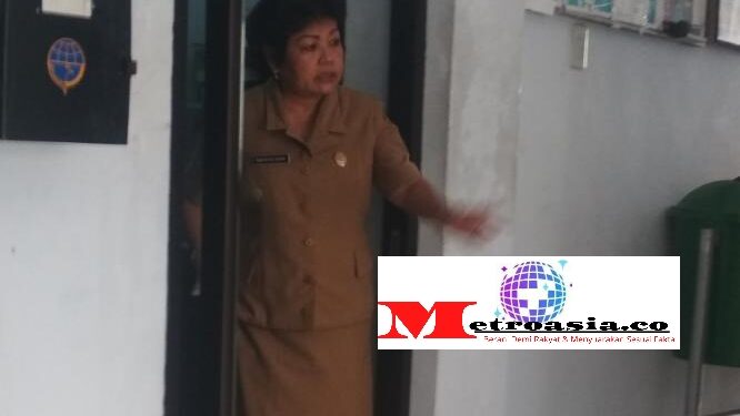 Teks Foto: Dra Kartini Batubara MM, Plt Kadishub Pematangsiantar saat ditemui dikantornya(try)