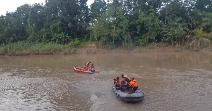 Teks Foto: Tim SAR Gabungan Saat melakukan Penyisiran di sungai Arakundo(Dok.M.Amin)