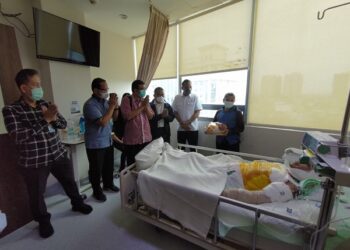 Deputi Direktur BPJS Ketenagakerjaan Wilayah Sumbagut, Panji Wibisana saat berkunjung ke Rumah Sakit Siloam Dhirga Surya Medan melihat kondisi Alex Kohelet Banjar Nahor, Senin (30/5).