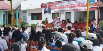 Tek Foto:Anggota DPRD Provinsi Sumatera Utara, Pantur Banjarnahor saat menyampaikan pemaparan tentang bahayanya Narkoba di depan para siswa dan guru SMA Negeri 1 Baktiraja, Humbahas.