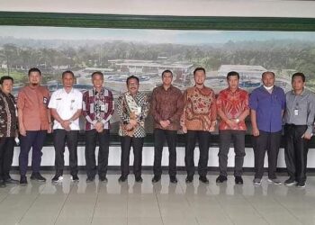 Teks foto: Sekda Humbahas, Tonny Sihombing bersama beberapa Pimpinan OPD Pemkab Humbahas pada pembahasan Studi Kelayakan KSO pengelolaan Air Minum bersama Pimpinan Perumda Tirtanadi.