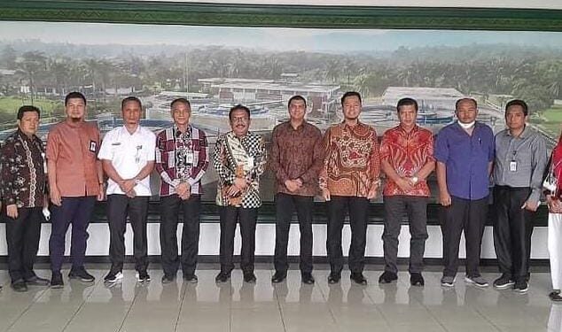 Teks foto: Sekda Humbahas, Tonny Sihombing bersama beberapa Pimpinan OPD Pemkab Humbahas pada pembahasan Studi Kelayakan KSO pengelolaan Air Minum bersama Pimpinan Perumda Tirtanadi.