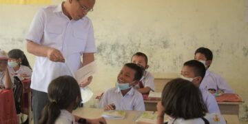 Teks foto: Bupati Humbahas, Dosmar Banjarnahor melihat langsung proses belajar mengajar di ruang kelas SD N 177677 Pollung