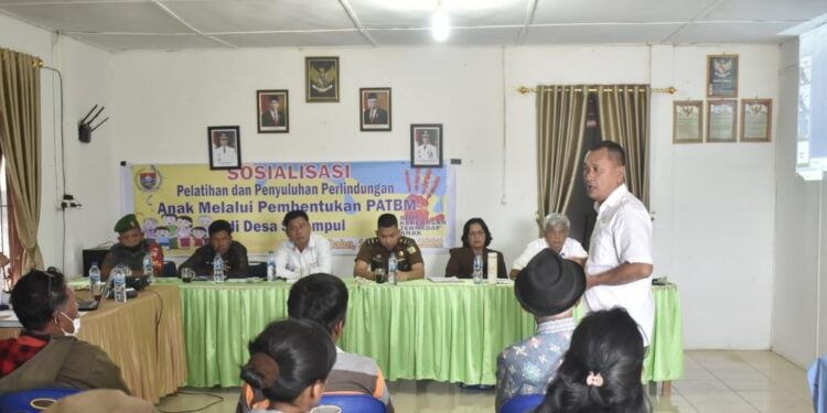 Teks foto: Kepala Dinas PMDP2A, Binsar Marbun saat menyampaikan paparannya pada Sosialisasi dan Pembentukan PATBM di Desa Sigompul, Kecamatan Lintong Nihuta.