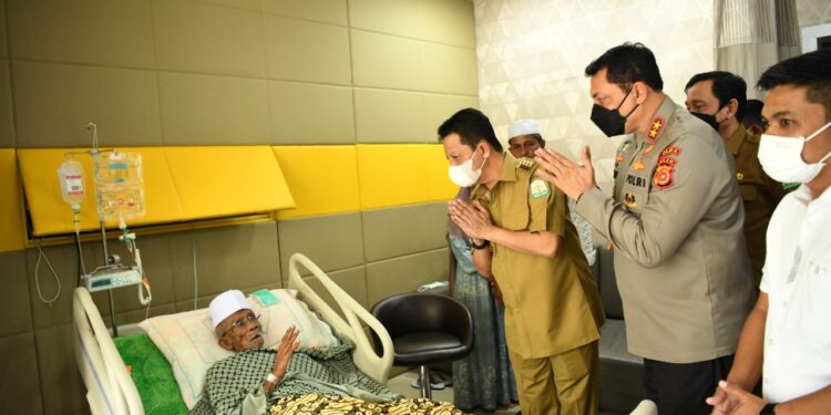 Keterangan Foto: PJ Gubernur Aceh Ahmad Marzuki dan Kapolda Aceh Ahmad Haydar menjenguk Abu Tumin di RS(Doc. Humas Polda Aceh)