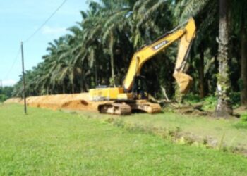 Keterangan Foto: Alat berat  Excavator dilokasi pelebaran Parit PTPN III Mambang Muda
