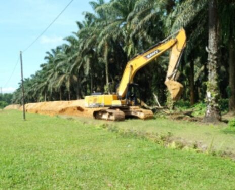 Keterangan Foto: Alat berat  Excavator dilokasi pelebaran Parit PTPN III Mambang Muda