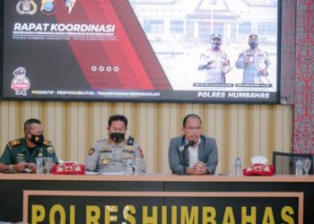 Teks foto: Bupati Humbahas, Dosmar Banjarnahor (kanan), bersama Kapolres Humbahas AKBP Achmad Muhaimin, Danramil Doloksanggul saat memimpin Rakor pencegahan dan penanggulangankarhutla