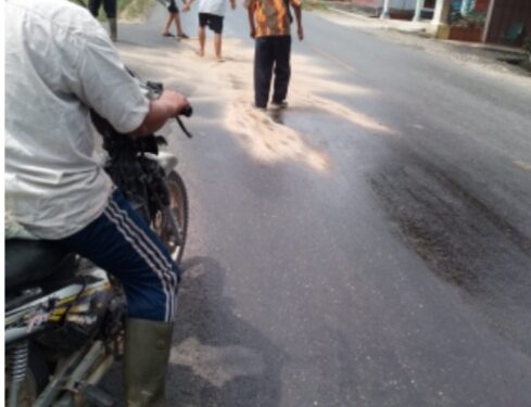 Keterangan Foto: Ceceran minyak brondolan Sawit yang mengakibatkan kecelakaan