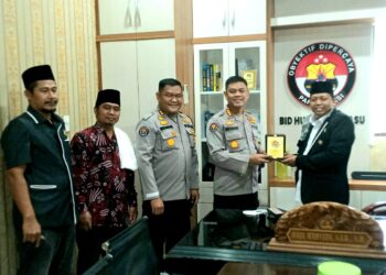 Keterangan Foto: Kombes Pol Hadi Wahyudi Saat menerima plakat apresiasi dari pengurus  Rumah Da'i Sumatera Utara