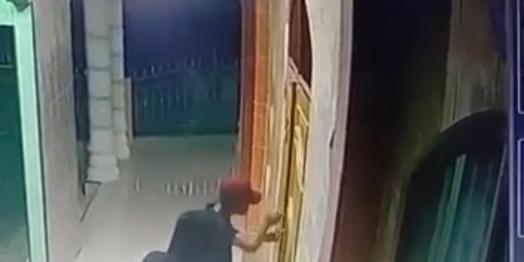 Keterangan Foto: Tangkapan Layar Video Pencuri kotak Infak di Mesjid Nurul Iksan Nagahuta