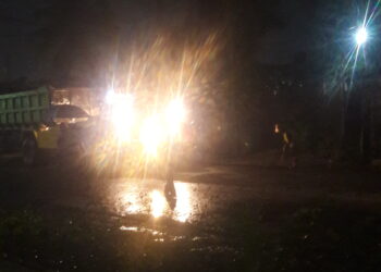 Foto: Pekerja menghampar aspal saat hujan turun(Foto MA, 10/11)