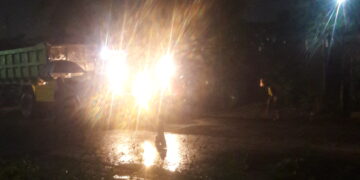 Foto: Pekerja menghampar aspal saat hujan turun(Foto MA, 10/11)