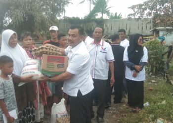 Foto: Ketua DPC Perindo Sunggal Bornok Simanjuntak Didampingi Unsur Pimpinan Ranting Menyerahkan Bantuan Kepada Cut Alisa, Korban Kebaran(Foto/Toni.S)