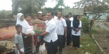 Foto: Ketua DPC Perindo Sunggal Bornok Simanjuntak Didampingi Unsur Pimpinan Ranting Menyerahkan Bantuan Kepada Cut Alisa, Korban Kebaran(Foto/Toni.S)