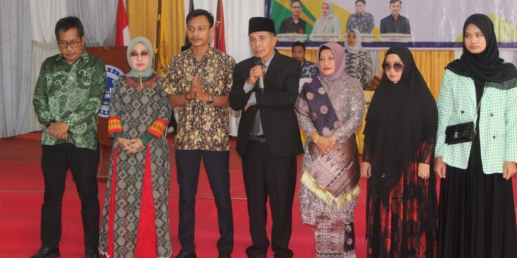 Keterangan Foto: Halomoan Nasution SH (Jas Hitam Tengah) bersama Istri dan pengurus lainnnya.
