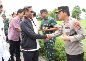 Keterangan Foto; Kapolres Simalungun AKBP Ronal FC Sipayung Berjabat Tangan dengan Menkopolhukam Mahmud MD