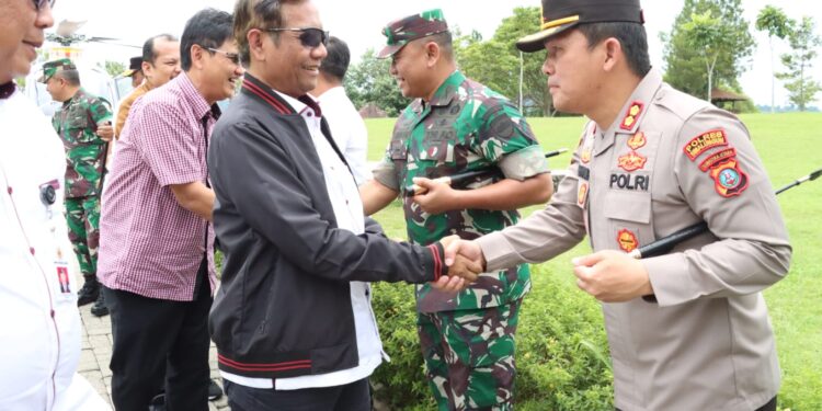 Keterangan Foto; Kapolres Simalungun AKBP Ronal FC Sipayung Berjabat Tangan dengan Menkopolhukam Mahmud MD