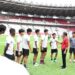 keterangan foto: Presiden RI Jokowidodo(Jaket Merah) Menemui Pemain Timnas U 20 di Stadion Utama GBK