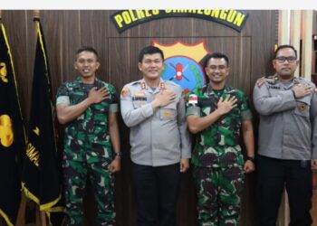 Keterangan Foto : Dayonif 122/TS Mayor Inf Diki Apriyadi bersama Kapolres Simalungun AKBP Ronal FC Sipayung(Tengah)