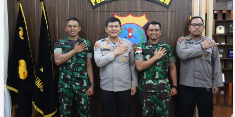 Keterangan Foto : Dayonif 122/TS Mayor Inf Diki Apriyadi bersama Kapolres Simalungun AKBP Ronal FC Sipayung(Tengah)