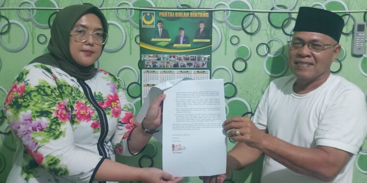 Teks foto, Noni menyerahkan dokumen dan bukti kelakuan anggota DPRD Labuhan Batu dan diterima Ketua DPC PBB Zungkarnain Harahap SSos
