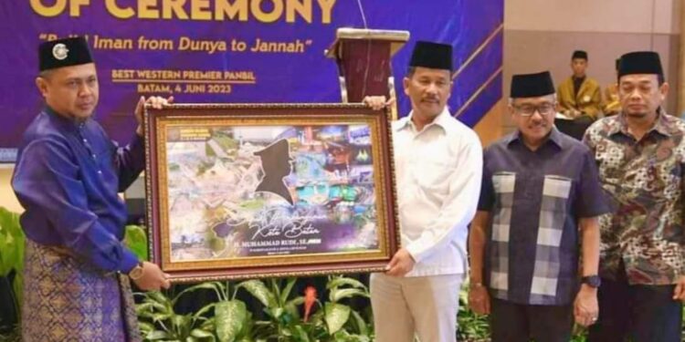 Keterangan Foto:Wali Kota Batam H Muhammad Rudi (HMR), didampingi Sekda Jefridin, menerima cendera mata berupa gambar siluet dirinya bertuliskan "Bapak Pembangunan Kota Batam",