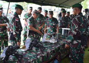 Keterangan Foto: Pangdam I BB Mayjend TNI A Daniel Chardin Saat melalukan pengecekan kesiapan Satgas Pamtas RI-PNG