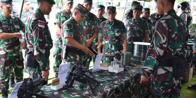 Keterangan Foto: Pangdam I BB Mayjend TNI A Daniel Chardin Saat melalukan pengecekan kesiapan Satgas Pamtas RI-PNG