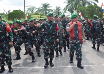 Teks Foto: KASAD Jenderal TNI Dr. Dudung Abdurachman didampingi Danyonif 122/TS Mayor Inf Diki Apriyadi