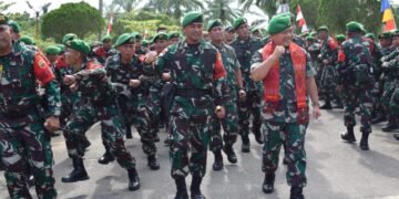 Teks Foto: KASAD Jenderal TNI Dr. Dudung Abdurachman didampingi Danyonif 122/TS Mayor Inf Diki Apriyadi