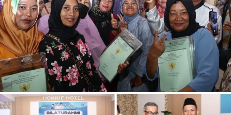 keterangan foto:Wali Kota Batam H Muhammad Rudi (HMR), melayani foto bersama emak-emak warga Kampung Tua Panau, dan Kampung Tua Melayu, usai menerima sertifikat tanah, di Hotel Hokki, Kabil, Nongsa, Senin (19/6/2023).