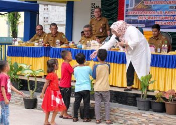 Teks Foto: Hj Marlin Dengan Lembut Menyapa Anak - anak saat memberikan kata Sambutan(Senin,26/6/ Foto Doc. Nursalim)