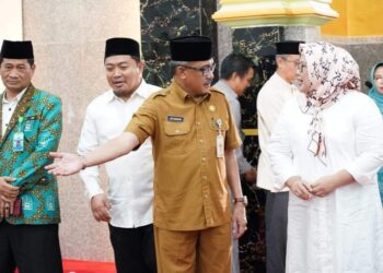 Keterangan Foto: Sekda Kota Batam H. Jepridin bersama Wagub Kepri Hj. Marlin Agustina