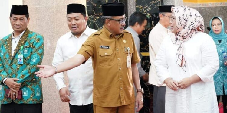 Keterangan Foto: Sekda Kota Batam H. Jepridin bersama Wagub Kepri Hj. Marlin Agustina