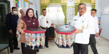 Teks Foto: Sekda Jefridin, melihat kursi dari limbah plastik, hasil kreativitas para siswa SMP Negeri 37 Batam, Tembesi, Kecamatan Sagulung, saat berkunjung ke sekolah itu pada Rabu (05/07/2023) pagi.