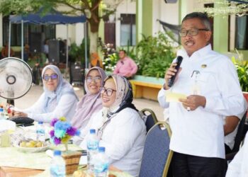 Teks Foto: Sekda Jefridin, didampingi Ketua TP-PKK Kota Batam Hj Marlin Agustina, berbicara di depan para wali calon murid, dalam pertemuan di SMPN 54 Batam, Seibeduk, Rabu (5/7/2023).