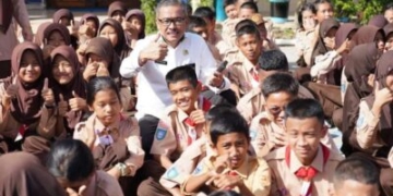 teks Foto :Sekda Jefridin, saat meninjau hari terakhir pelaksanaan MPLS di SMP Negeri 26 Batam, Rabu (12/7/2023). Jika tiga komponen berkolaborasi, maka tujuan pendidikan akan tercapai.