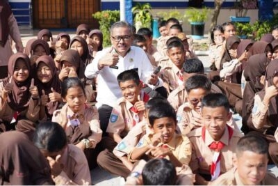 teks Foto :Sekda Jefridin, saat meninjau hari terakhir pelaksanaan MPLS di SMP Negeri 26 Batam, Rabu (12/7/2023). Jika tiga komponen berkolaborasi, maka tujuan pendidikan akan tercapai.