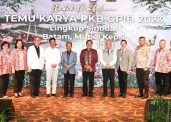 Teks Foto:Wali Kota Batam/Kepala Badan Pengusahaan Batam H Muhammad Rudi (HMR), foto bersama di sela menghadiri pembukaan Persekutuan Kaum Bapak GPIB Tingkat Sinodal 2023, di Hotel Harmoni One, Batamcenter, Kamis (13/7/2023).