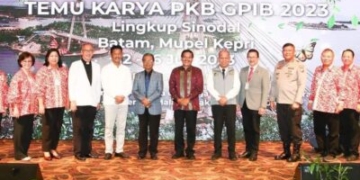 Teks Foto:Wali Kota Batam/Kepala Badan Pengusahaan Batam H Muhammad Rudi (HMR), foto bersama di sela menghadiri pembukaan Persekutuan Kaum Bapak GPIB Tingkat Sinodal 2023, di Hotel Harmoni One, Batamcenter, Kamis (13/7/2023).