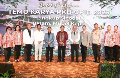 Teks Foto:Wali Kota Batam/Kepala Badan Pengusahaan Batam H Muhammad Rudi (HMR), foto bersama di sela menghadiri pembukaan Persekutuan Kaum Bapak GPIB Tingkat Sinodal 2023, di Hotel Harmoni One, Batamcenter, Kamis (13/7/2023).