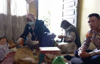 Polri Peduli, Kapolsek Pantee Bidari Sambangi Warga Yang Sakit dan Serahkan Bantuan