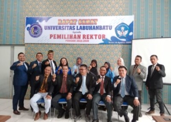 Keterangan Foto: Ketua Yayasan ULB, Halomoan Nasution (Tengah depan) foto bersama seluruh dosen  usai pemilihan Rektor baru.