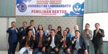 Keterangan Foto: Ketua Yayasan ULB, Halomoan Nasution (Tengah depan) foto bersama seluruh dosen  usai pemilihan Rektor baru.