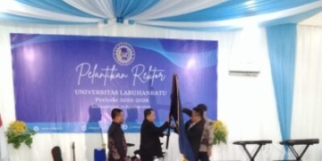 Foto:Halomoan Nasution SH Menyerahkan Pataka Kepada Assoc. Prof. Ade P Nasution, MSi, PhD