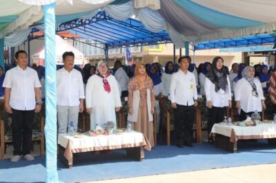 Keterangan foto: Wali Kota Batam H Muhammad Rudi (HMR), bersama Ketua TP-PKK Kota Batam Hj Marlin Agustina, saat bersilaturahmi dengan kader posyandu Kecamatan Nongsa, di Summerland, Batubesar, Rabu (27/9/2023).