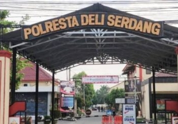 Foto: Gerbang Utama Polresta Deliserdang (Int/istimewa).