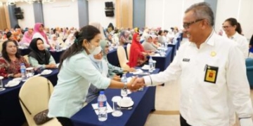 Foto:Sekda Jefridin, membalas salam di sela membuka Orientasi Kader Posyandu tentang Pemberian Makanan Bayi dan Anak (PMBA) di Hotel Planet Holiday, Jodoh