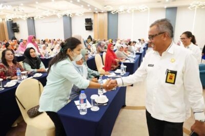 Foto:Sekda Jefridin, membalas salam di sela membuka Orientasi Kader Posyandu tentang Pemberian Makanan Bayi dan Anak (PMBA) di Hotel Planet Holiday, Jodoh